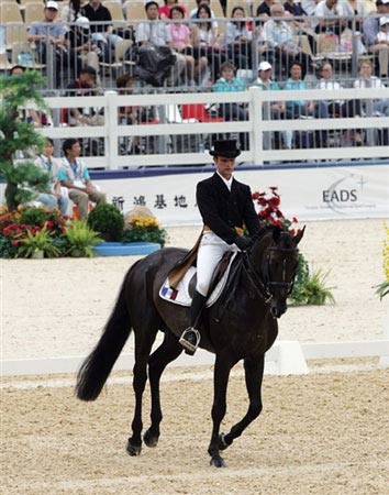 图文：奥运马术香港测试赛 法国骑手整装待发