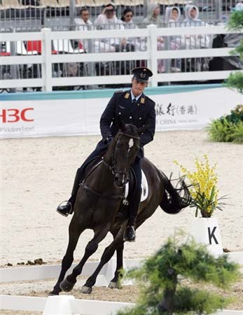 图文：奥运马术香港测试赛 德国骑士策马前行