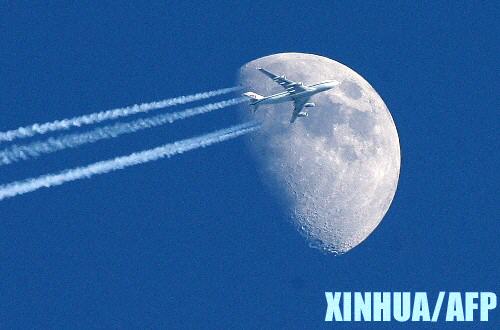 资料图片：一架喷气式客机飞临月球