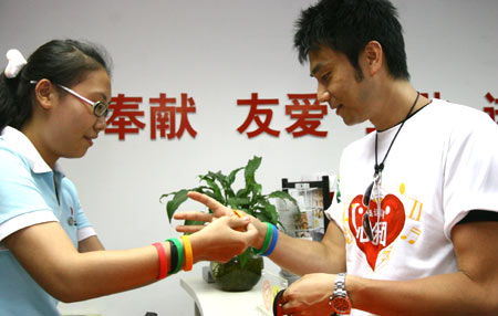 图文：林依轮报名奥运志愿者 带上'微笑圈'