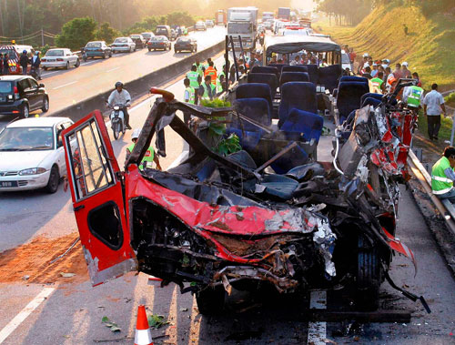 马来西亚高速公路发生车祸 致19人死亡7人受伤