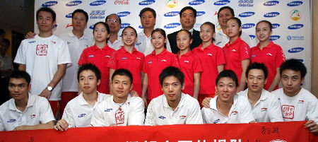 图文:体操世锦赛中国队名单公布 队员们全家福