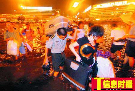 遭遇暴雨 广州火车站广场积水最深有1米(图)