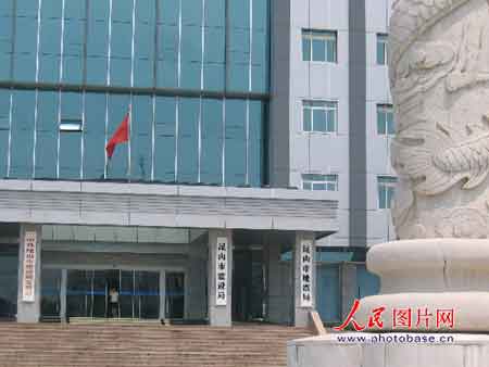 江苏昆山政府部门大楼前建华表市民称刺眼图