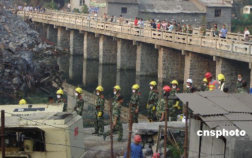 凤凰在建沱江大桥坍塌 千余解放军武警大搜救