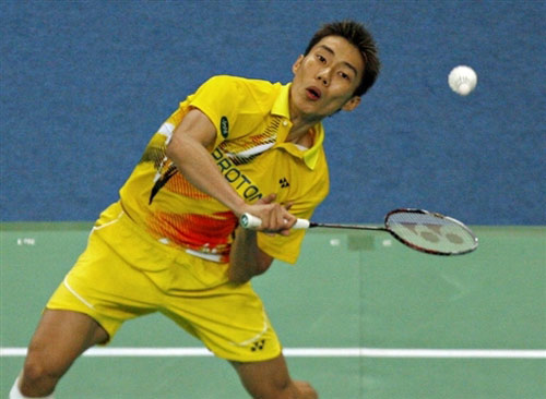 图文:[羽毛球]李宗伟0-2索尼遭淘汰 侧身回球