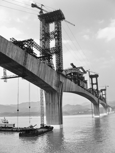 江段原本设计为隧道,但是为了让中华鲟洄游不受干扰,遂改成跨江铁路桥
