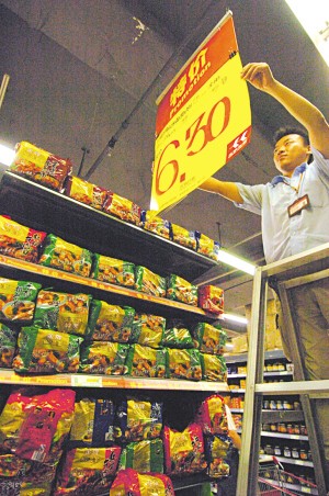 方便面涨价属串通操纵价格 超市促销降价(图)