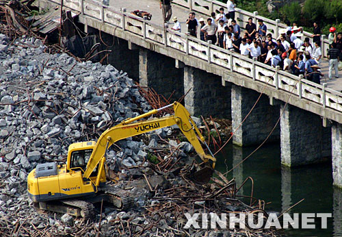 国内新闻 湖南凤凰沱江大桥垮塌 湖南凤凰沱江大桥垮塌消息 新华网