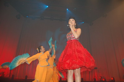 张燕在《四海同心》系列文化活动中演唱《茉莉花》，身后是匈牙利华人女性地优美伴舞