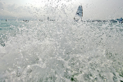 组图：青岛帆船赛第五日 浪花中的帆板