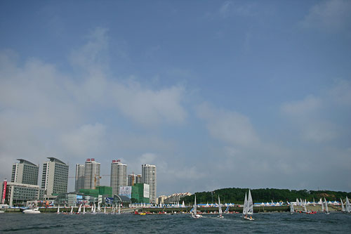 组图：青岛帆船赛第五日 返回港湾
