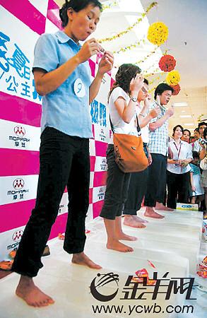 广州商家搞怪促销赤脚站冰块比赛吃冰棍(图)