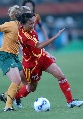 图文:[女足]中国1-3澳大利亚 谢彩霞与对手拼抢