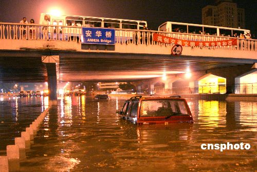 北京用机器人探明安华桥一地下管道拥堵并清理