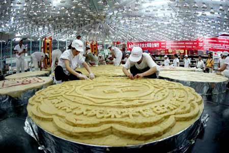 2007年8月20日17点，沈阳大东副食超市制作中国第一大月饼几近完工。