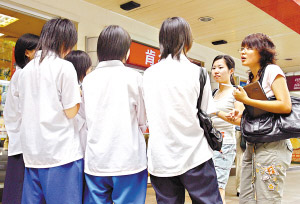 广州数十名女中学生因头发过长被赶出学校(图