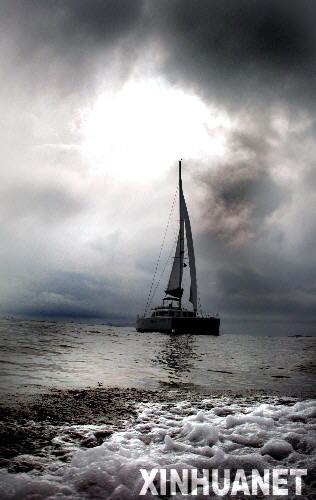 图文：2007青岛国际帆船比赛 孤帆远影碧空尽