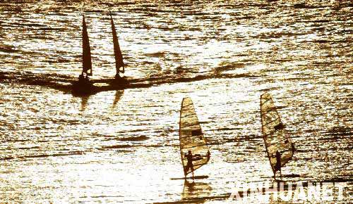 图文：2007青岛国际帆船比赛 运动员返航途中