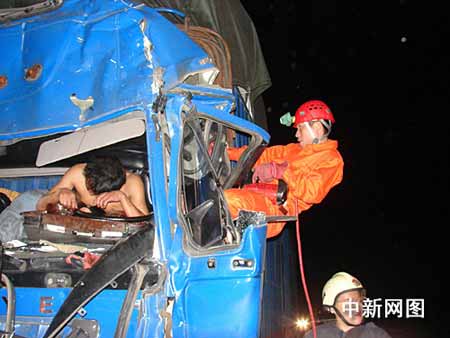 消防特勤救援人员进行救援。作者：胡明军