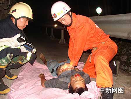 消防人员对伤员进行心肺复苏急救。作者：胡明军