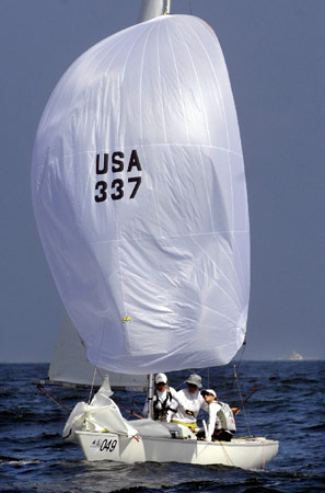图文:07国际青帆赛英凌级比赛 美国选手在比赛
