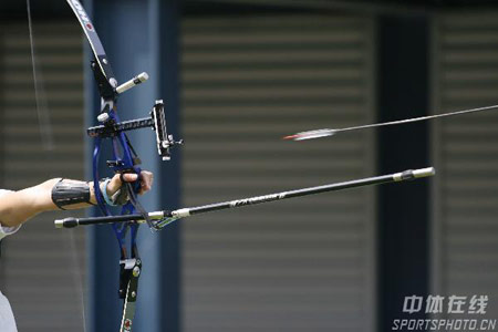 图文:07国际射箭女子个人淘汰赛 飞剑离弦