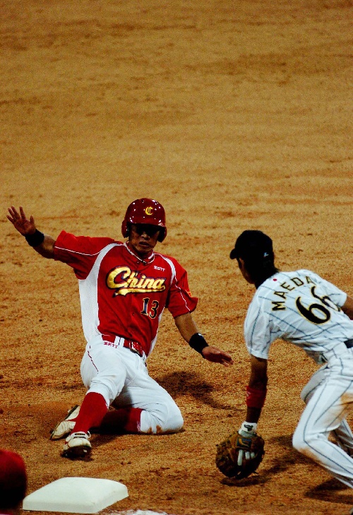 图文:2007国际棒球邀请赛决赛 中国贾昱冰上垒