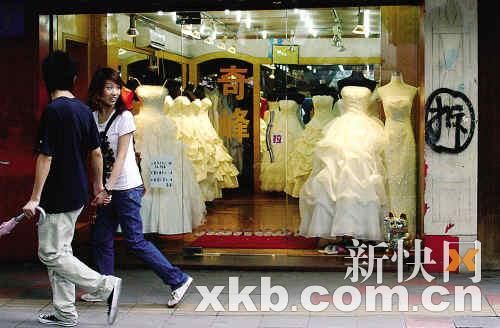 广州婚纱一条街_广州西装一条街图片(3)