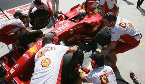 图文[f1]土耳其站次回练习 为马萨更换轮胎-搜狐赛车