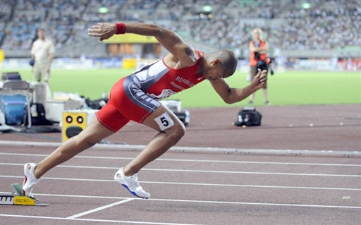 图文:400米栏美国克莱门特夺金 选手起跑的瞬间