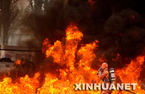 8月28日，青海消防总队官兵在进行灭火救援实战演练。
