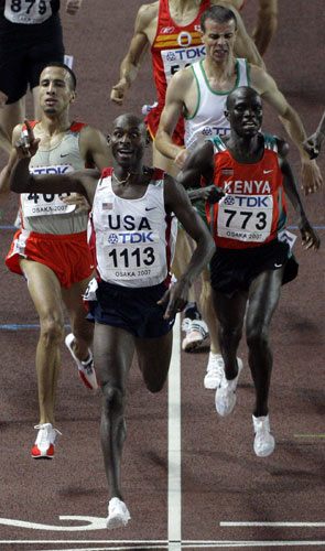 图文:1500米决赛美国人拉加特夺金 庆祝夺冠