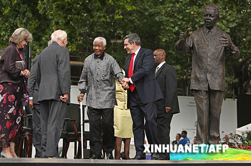 8月29日，在英国首都伦敦的议会广场，南非前总统曼德拉（右三）和英国首相布朗（右二）出席曼德拉铜像揭幕仪式。