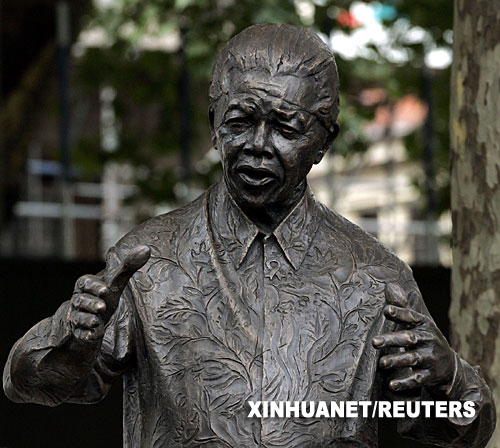 8月29日，南非前总统曼德拉的铜像被安放在英国首都伦敦的议会广场。
