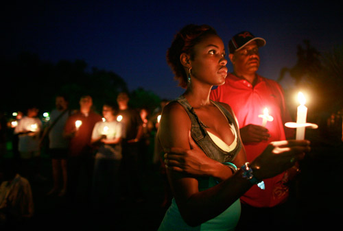 8月29日，在美国新奥尔良市的法兰西区，人们点燃蜡烛守夜，纪念卡特里娜飓风两周年。