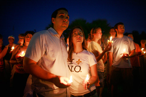 8月29日，在美国新奥尔良市的法兰西区，人们点燃蜡烛守夜，纪念卡特里娜飓风两周年。