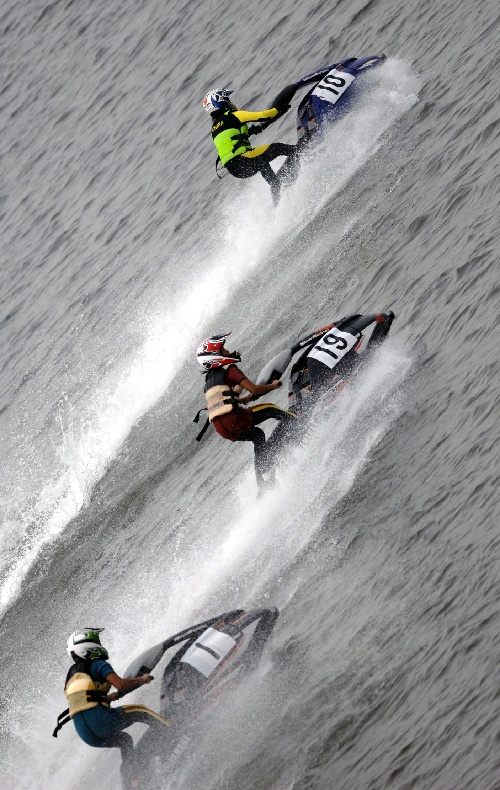图文:水运会女子摩托艇比赛 三名女将你追我赶
