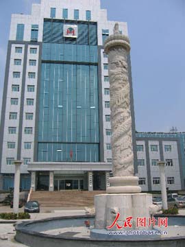 昆山:"华表"矗立机关办公楼前》反映在江苏省昆山市同丰路上,建设局