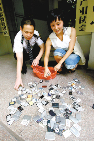 固体废物中心人员清理手机电池