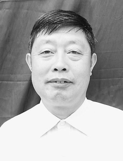 吴显才, 男,53岁,中共党员,重庆市巫溪县乌龙乡大坡村党支部书记.