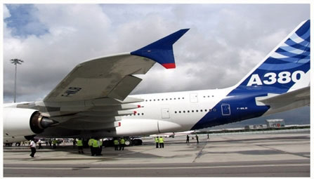 9月1日，发生碰撞事故而受损的空客A380客机正在接受检修