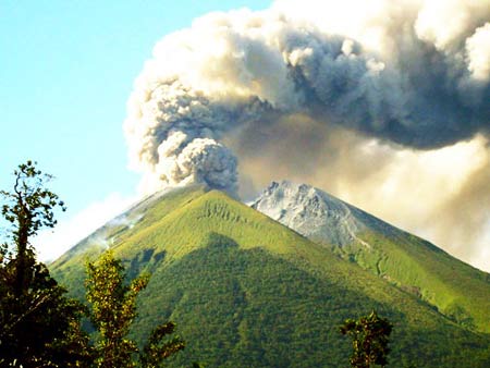 7月10日，印度尼西亚甘穆克诺拉火山爆发。