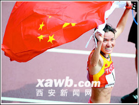 9月2日，中国选手周春秀庆祝胜利。新华社记者李尕摄