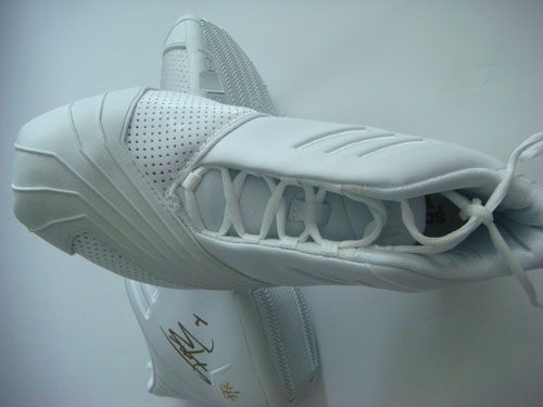 图文:奥运欢乐汇拍品之一 麦迪亲笔签名球鞋