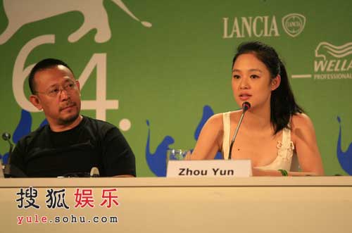 组图:周韵记者会上落落大方 与姜文不时咬耳朵
