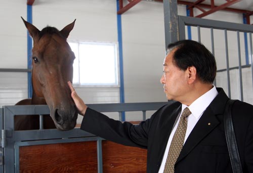 许海峰查看将在现代五项比赛中亮相的马匹