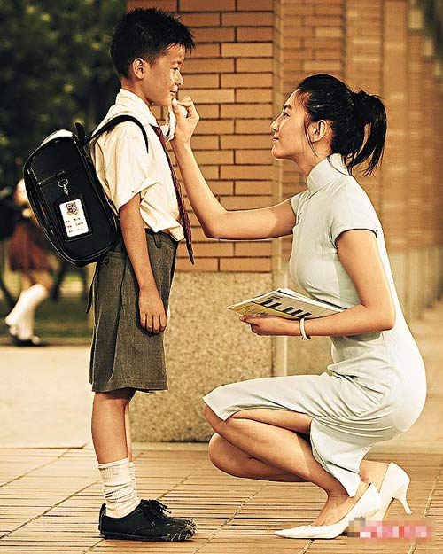 星爷“儿子”徐娇是个被同学欺负的穷学生，但深获外星Miss张雨绮疼爱。