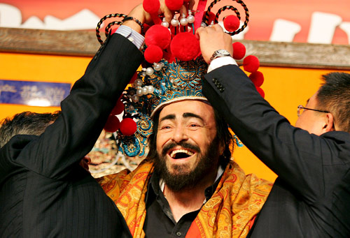 2005年12月8日，帕瓦罗蒂在北京举行的一次新闻发布会上试穿京剧戏装。