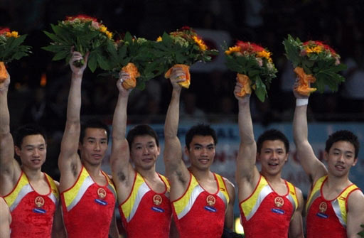 图文:男团决赛中国成功卫冕  中国小伙喜笑颜开